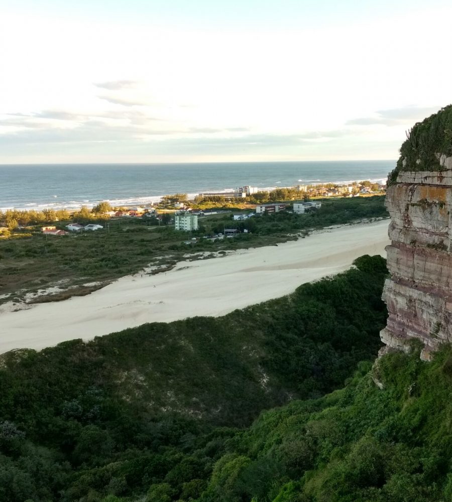 Vista_do_alto_do_Farol_do_Morro_dos_Conventos
